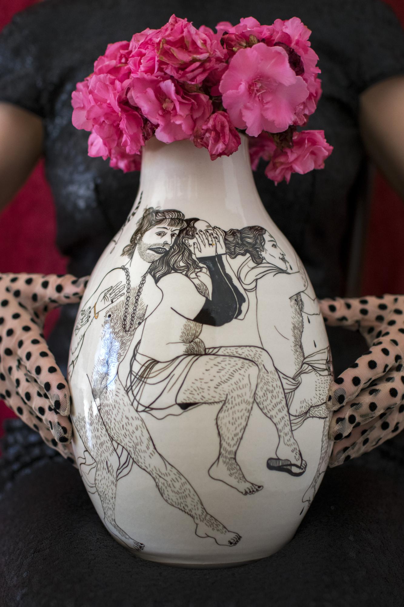 Виставки 18+, очі на грудях і "вагон суконь": чим живе зараз Ніна Мурашкіна - знаменита художниця з Донецька